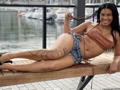 Grosser arsch, Grosser schwanz, Blasen, Vollbusig, Kehlenfick, Handjob, Lecken, Jungendliche (18+)