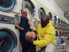 Culo grande, Verga grande, Tetas grandes, Rubia, Mamada, Estilo perrito, Interracial, Madres para coger