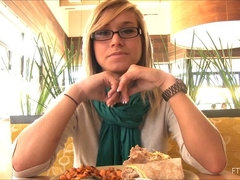 Dichtbij, Extreem, Masseren, Masturbatie, Orgasme, Openbaar, Secretaresse, Alleen