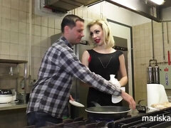 Grote kont, Grote mammen, Blond, Pijpbeurt, Hondjeshouding, Moeder die ik wil neuken, Kort haar, Tieten likken