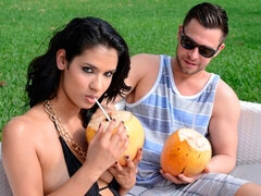 Chambre à dormir, Gros cul, Grosse bite, Gros seins, En levrette, Fille latino, Cheveux courts, Maigrichonne