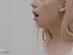 Tussi, Tschechisch, Küssen, Lecken, Natürlichen titten, Muschi, Rasiert, Titten