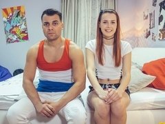 En levrette, Famille, Fétiche, Rousse roux, Rasée, Soeurs, Adolescente, Nénés