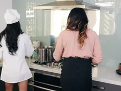 Arsch, Grosse titten, Braunhaarige, Lesbisch, Lecken, Mutti, Natürlichen titten, Im freien