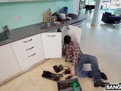 Victoria Cakes takes the bath and shows off her huge ass