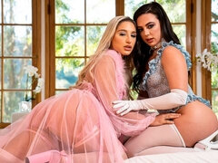 Arsch, Grosser arsch, Blondine, Freundin, Lesbisch, Masturbation, Muschi, Entkleiden