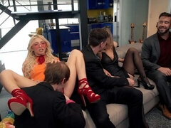 Gros cul, Grosse bite, Sucer une bite, En levrette, Groupe, Seins naturels, Adolescente, Nénés