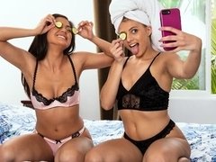 Stellung 69, Asiatisch, Schlafzimmer, Fingern, Behaart, Lesbisch, Lecken, Muschi