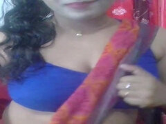 Tempting Indian amateur MILF hot cam sex show