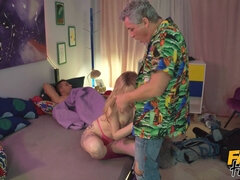 18 jahre, Freund, Kehlenfick, Frau, Orgasmus, Rau, Jungendliche (18+), Flotter dreier