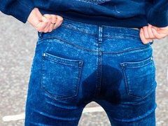 Culo, Morena, Despelote, Jeans, Orinar, Público, Cabello corto, Adolescente