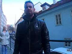 Hunt4k. sissy boy regarde comment son rendez-vous satisfait un autre homme