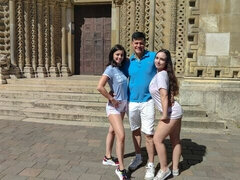 Amateur, Gros cul, Grosse bite, Gros seins, En levrette, 2 femmes 1 homme, Fille latino, Maigrichonne