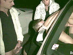 Sucer une bite, Voiture, Partouze, Orgie, Petite femme, Public, Chatte, Adolescente