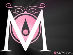 Culo, Chica, Morena, Consolador, Rostro sentado, Masturbación, Sauna, Tatuaje