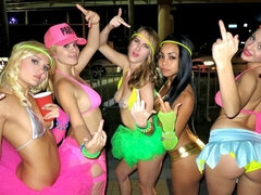 Chica, Culo grande, Verga grande, Mamada, Estilo perrito, Tetas naturales, Orgía, Adolescente