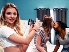 Groep, Zoenen, Likken, Masturbatie, Mager, Strippen, Tiener, Trio