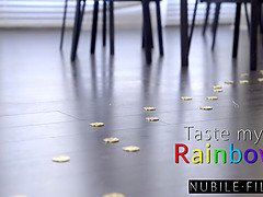 Sucer une bite, Brunette brune, Éjaculer dans la bouche, Tir de sperme, Seins naturels, Chevaucher, Adolescente, Nénés