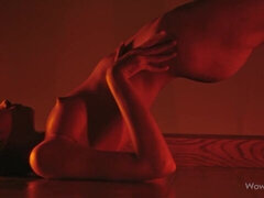 Enthousiasteling, Bruinharig, Vingeren, Natuurlijke tieten, Mager, Strippen, Tiener, Tieten likken