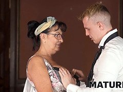 Braunhaarige, Geile alte tussi, Oma, Hd, Reif, Natürlichen titten