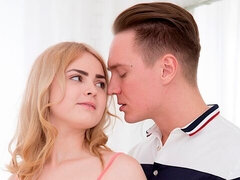 Enthousiasteling, Grote kont, Grote lul, Blond, Hondjeshouding, Ondergoed, Slet, Tiener