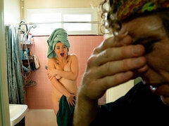Mooie dikke vrouwen, Grote kont, Pijpbeurt, Bruinharig, Hondjeshouding, Handbeurt, Rijpe lesbienne, Tatoeage