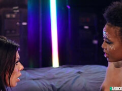 Gros seins, Noir ébène, Jeux, Interracial, Lesbienne, Actrice du porno, Suçant