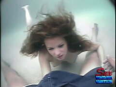 In den arsch, Tussi, Braunhaarige, Hardcore, Milf, Natürlichen titten, Titten, Unter wasser