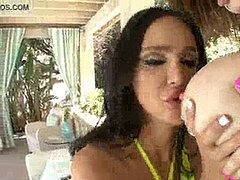 Brunette brune, Lesbienne