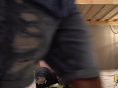 In den arsch, Braunhaarige, Fingern, Jeans, Piercing, Muschi, Flotter dreier, Nass