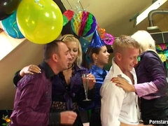 Sperma shot, Lesbisch, Orgie, Feest, Satijn, Douche, Kousen, Swinger