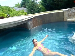 デカパイ, フェラチオ, 異人種間, オージー, アウトドア, プール, オッパイの, 濡れ