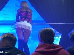 Enthousiasteling, Grote kont, Blond, Gek, Openbaar, Mager, Alleen, Tieten likken