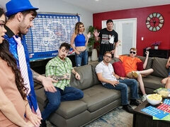 18 ans, Gros cul, Grosse bite, Sucer une bite, En levrette, Seins naturels, Orgie, Adolescente