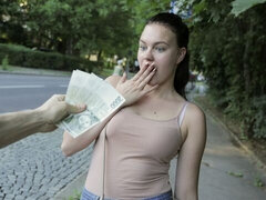 Cul, Sucer une bite, Brunette brune, Mignonne, Queue, De plein air, Public, Adolescente