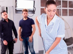 Anaal, Grote lul, Grote mammen, Pijpbeurt, Hondjeshouding, Kousen, Tiener, Trio