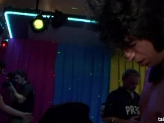 Enthousiasteling, Bruinharig, Dansen, Hondjeshouding, Vrouw, Groep, Hardcore, Lesbisch