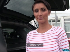 Leie, Blasen, Auto, Milf, Im freien, Öffentlich, Kurzes haar, Titten