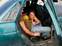 Blasen, Braunhaarige, Auto, Piercing, Rasiert, Entkleiden, Jungendliche (18+), Titten