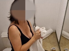 Bad, Betrug, Gehörnter ehemann, Sperma im mund, Aufs gesicht abspritzen, Ehemann, Dusche, Ehefrau