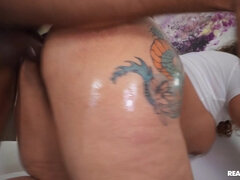 Grosser schwanz, Schwarz, Hundestellung, Hardcore, Interrassisch, Muschi, Tätowierung