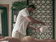 Nana, Gros cul, Sucer une bite, Tir de sperme, En levrette, Faciale, Massage, Huilée