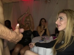 Leie, Blondine, Blasen, Braunhaarige, Spermaladung, Handjob, Orgie, Flotter dreier