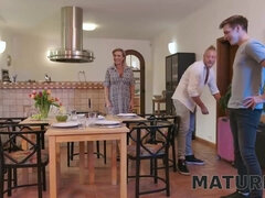 Grote lul, Rondborstig, Oudere vrouw, Moeder die ik wil neuken, Kut duiken, Geschoren, Trio, Tieten likken