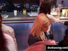 Bisexuelle, Sucer une bite, Club, Partouze, Groupe, Orgie, Fête, Public