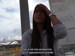 Angella Christin dalla stazione degli autobus viene a caccia