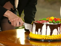 Grosse titten, Braunhaarige, Nahrung, Masturbation, Natürlichen titten, Piercing, Muschi, Tätowierung