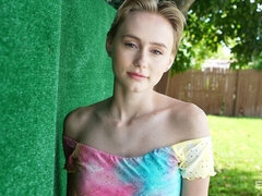 En levrette, Masturbation, Culottes ou slips, Rasée, Cheveux courts, Maigrichonne, Adolescente, Nénés