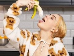 18 jahre, Grosser arsch, Grosse titten, Blondine, Masturbation, Dürr, Solo, Entkleiden