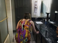 Amateur, Cul, Salle de bains, Noire, Sucer une bite, Doigter, Pov, Cheveux courts